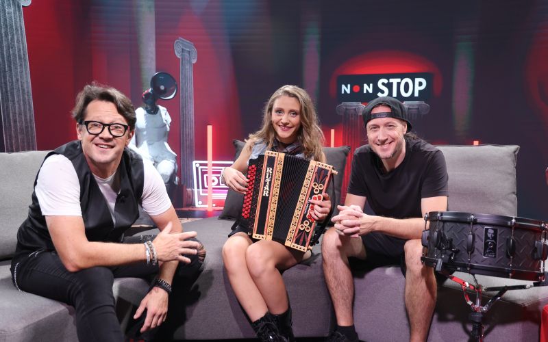 Tjaša, Soki in Boštjan so v studiu veselo klepetali.