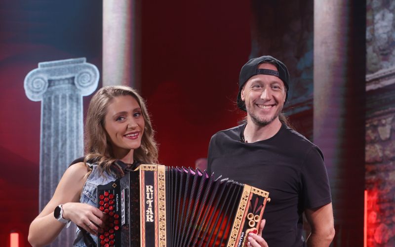 Nedavno je Tjaša v oddaji nonSTOP je Tjaša zaigrala skupaj z bobnarjem skupine Elvis Jackson, Sokije