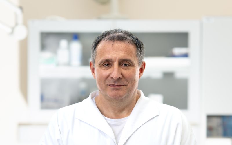 Dr. Erik Brecelj