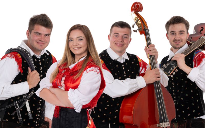 Njihov repertoar združuje poskočne viže in čustvene balade, s katerimi nagovarjajo vse generacije.