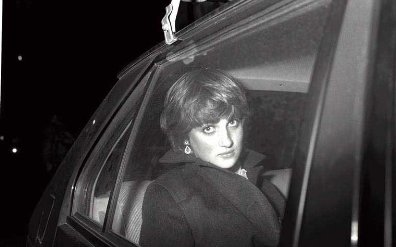 Diana, princesa ljudskih src, ki je s svojo toplino in neposrednostjo za vedno zaznamovala britansko monarhijo.