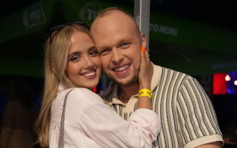 Z Majo Tasić, voditeljico na BestFM, ju povezuje neskončna pozitivna anergija in smisel za humor. In