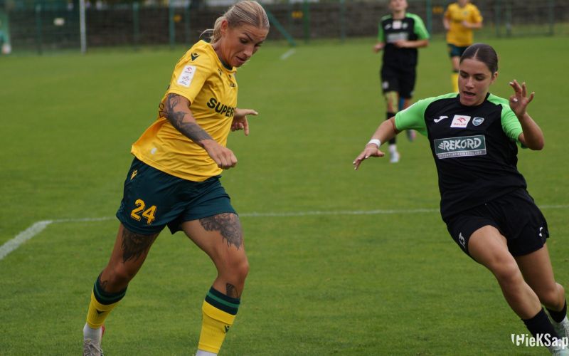 Klaudia słowińska (in yellow, polish representant, team star).png