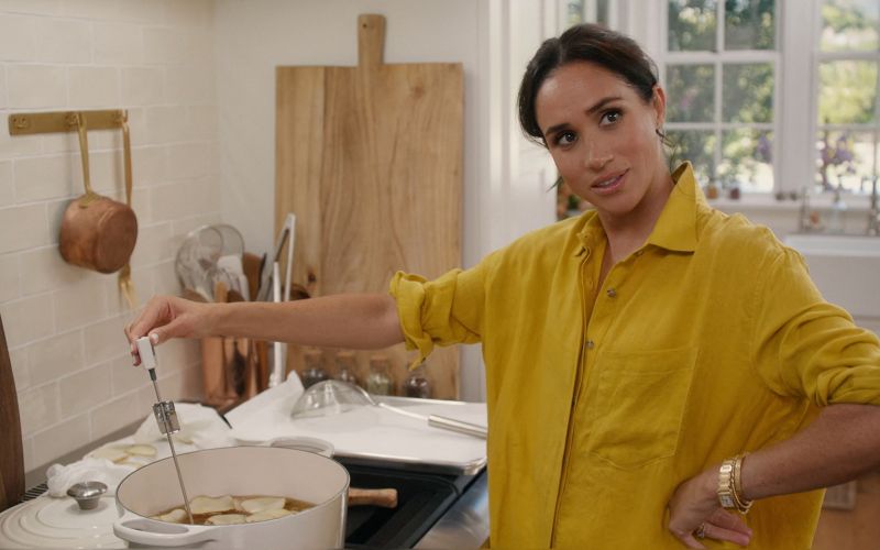 tudi daleč od kraljevega dvora gradi svojo podobo po lastnih pravilih in z jasnim občutkom za osebne meje.