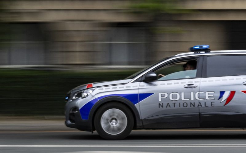 pariz policijski avto.jpg