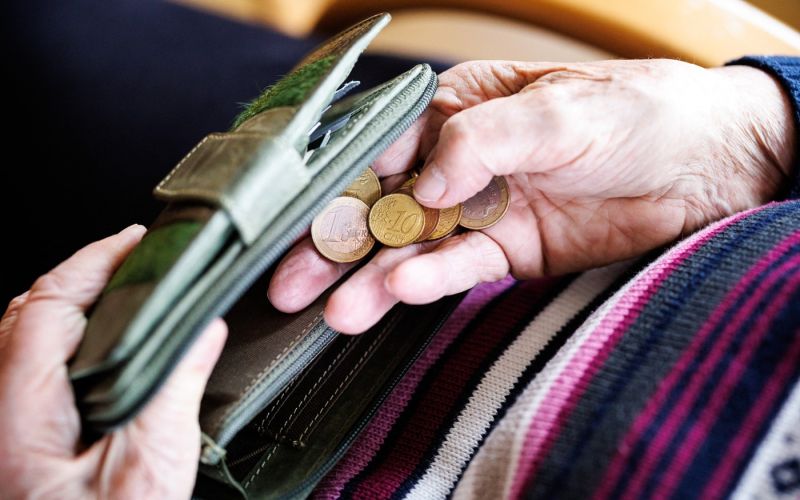 denar upokojenec zdravstvo.jpg