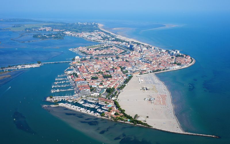 Aerial_image_of_Grado_(view_from_the_west).jpg