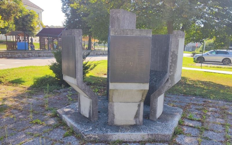 spomenik_mirna_brez_plosce.jpg