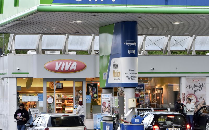 bencinska črpalka, dolivanje goriva