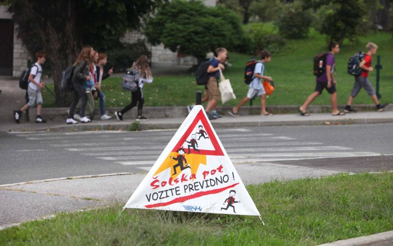 šolska pot vozi previdno.JPG