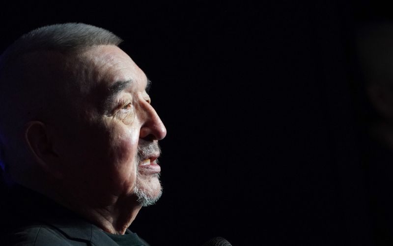 Graham Greene (1952–2025) je bil eden najvidnejših staroselskih igralcev v filmih in serijah.