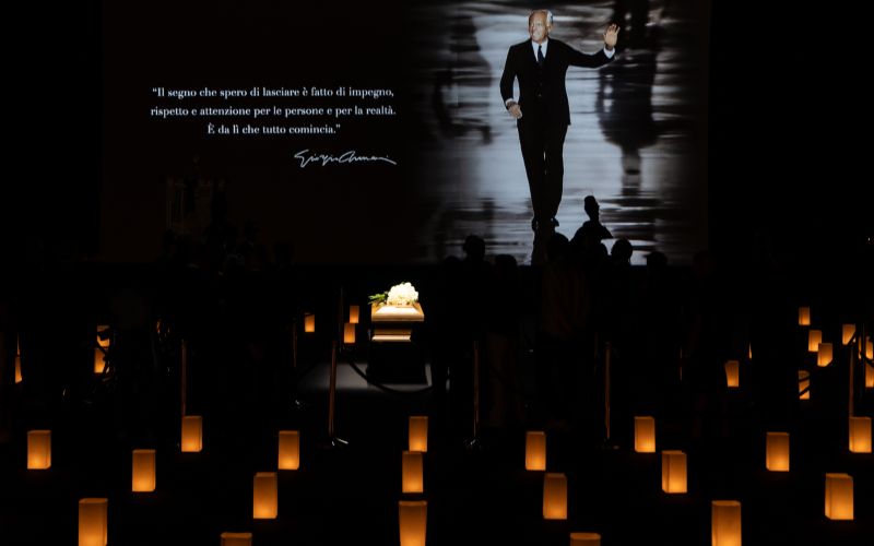 Giorgio Armani - Mrliško vežico so odprli na sedežu podjetja Armani v Milanu, ki je razglasil dan ža