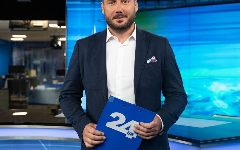 Najraje pripravlja reportaže, kjer je mogoče veliko povedati s sliko, spontanimi inser­ti.