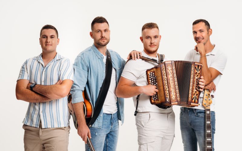 Domača scena je bogatejša za nov ansambel. Tukaj so Barabini.