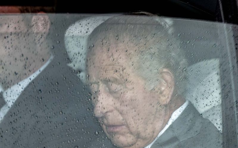 Kralj Karel III.: Monarh se je v Londonu znašel v središču političnih in javnih vprašanj, povezanih s primerom Epstein.