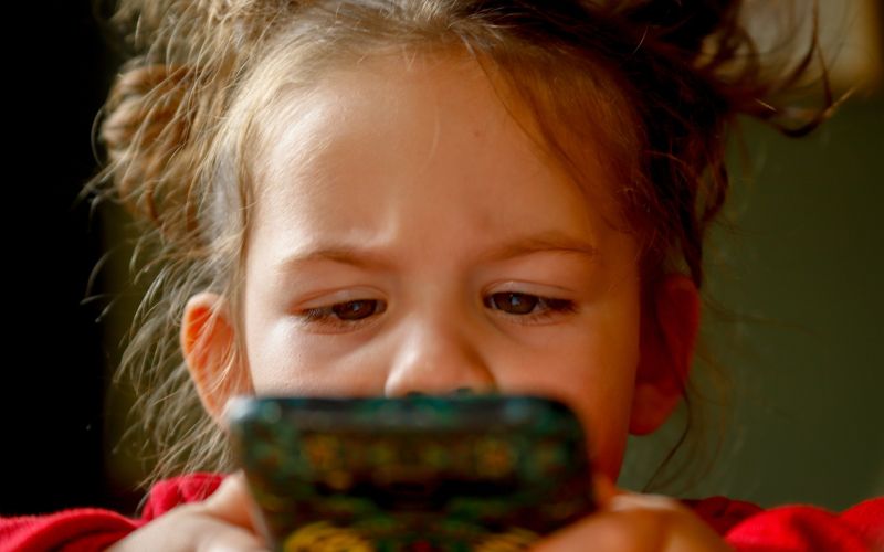 Otroci telefon 3.jpg