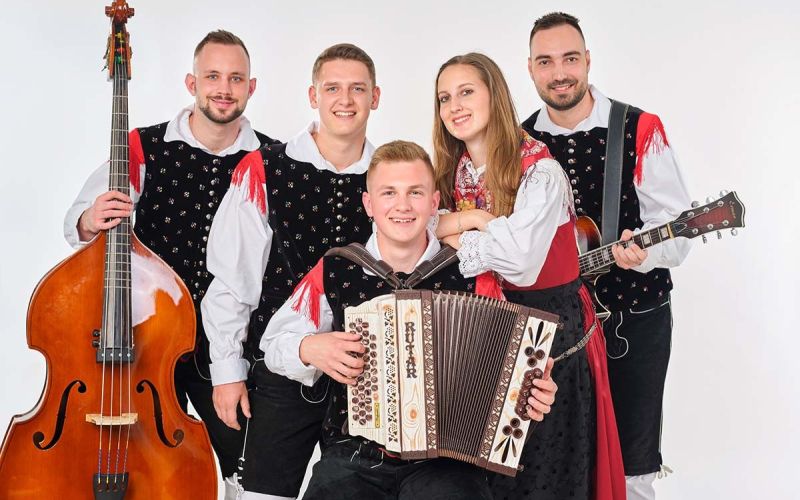 Guštne muzikante sestavljajo Niko Armič, Leon Kovše, Jan Rat, Tjaša Kelc in Nik Stopinšek.