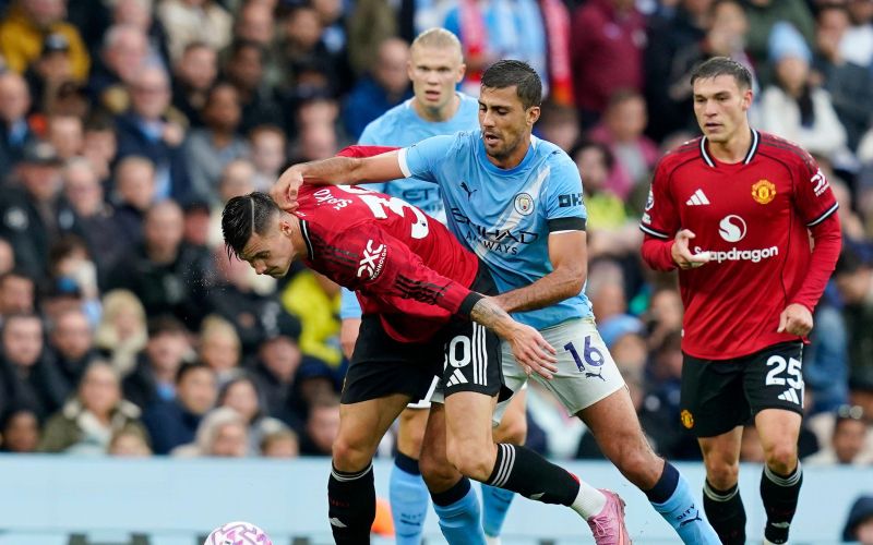 benjamin sesko rodri manchester united.jpg