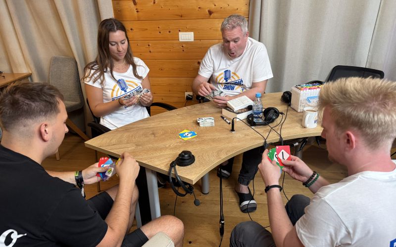 V času izolacije so se člani ekipe povezovali na star način, brez telefonov in ekranov so ure preživljali ob družabnih igrah, kot je Enka.