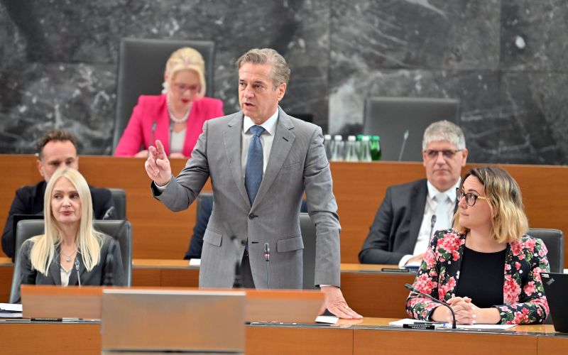 golob parlament.JPG