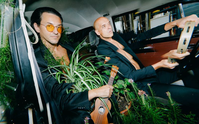 Za odrom, a še vedno v ritmu – ustvarjalni utrip tandema, ki ve, zakaj igra.