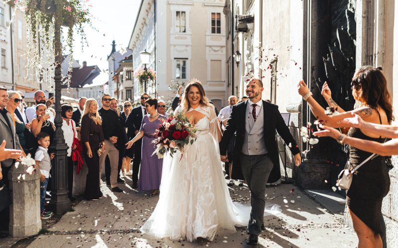 Po odhodu iz ljubljanske stolnice so ju svati zasuli s konfeti.