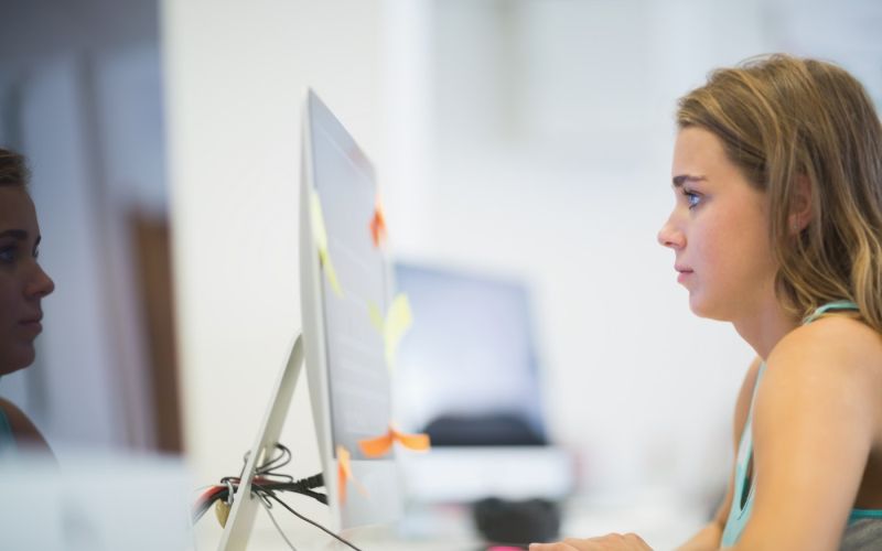 računalnik študentka.jpg