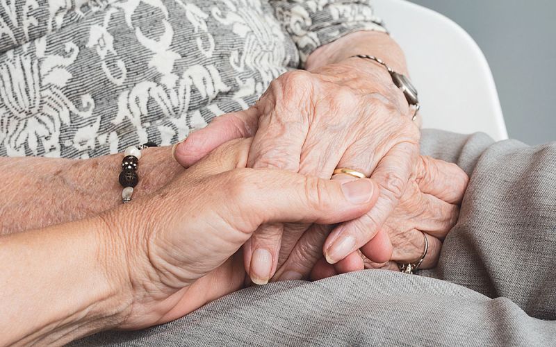 starejši-hands-4344711.jpg
