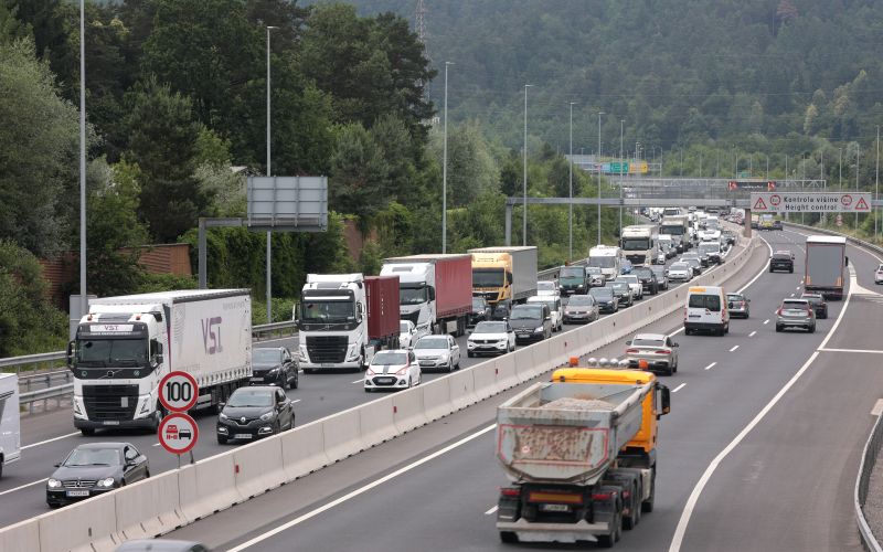 promet, cesta, tovornjaki, gneča, zastoji