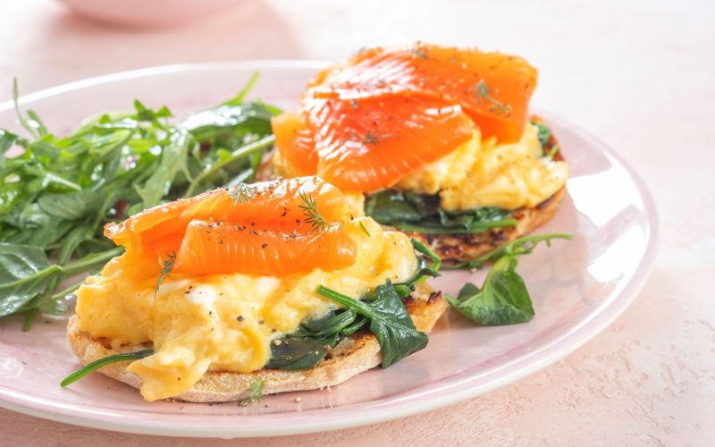 umešana jajca, losos