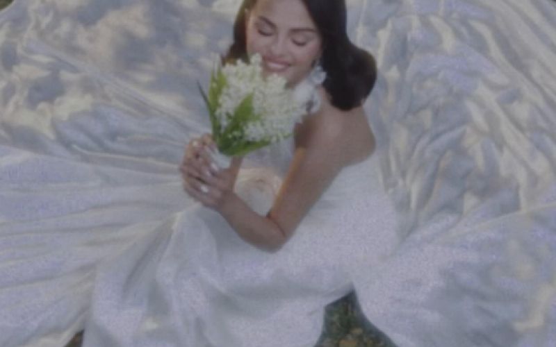Selena Gomez - Njenih 417 milijonov sledilcev na Instagramu je bilo navdušenih nad poročno obleko.