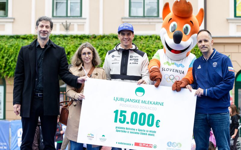 Predaja donacije za projekt Botrstvo v športu.JPG