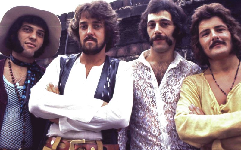 Mungo Jerry, skupina, sestavljena okoli Raya Dorseta, je 1970 izdala prvo pesem In the Summertime, k