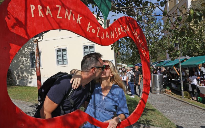 kozjanski-park, praznik-kozjanskega-jabolka, razstave, pohod, literarni-vecer, jabolko