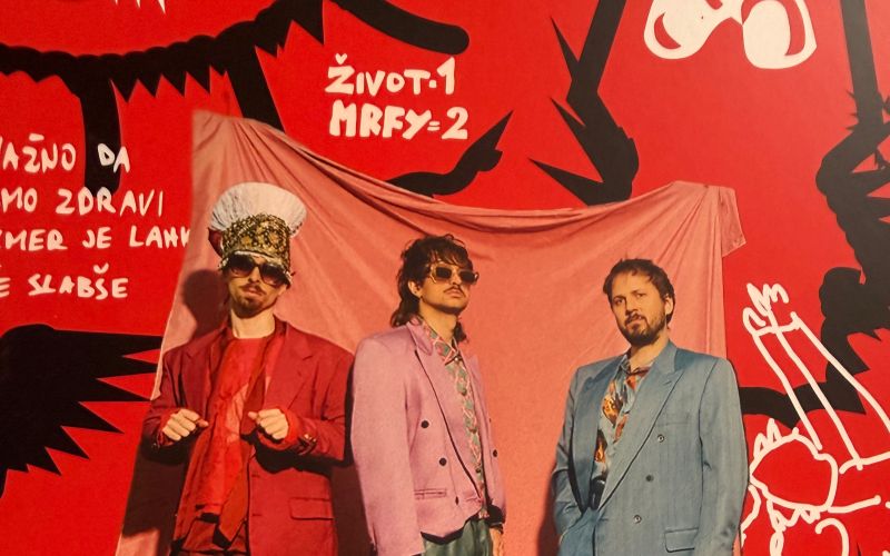 Skupina je ob premieri razkrila še eno veliko novost: njihov priljubljeni album Helo je zdaj prvič n