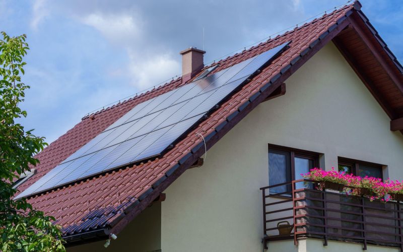 hiša, solarni paneli, fotovoltaika.jpg