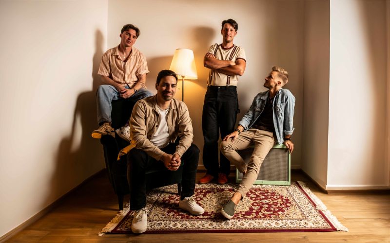 Enjoy Your Privacy - Skupino sestavlja pet fantov, ki avtorsko glasbo ustvarjajo že od leta 2020.