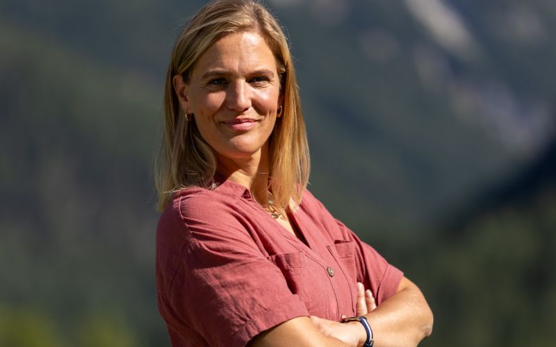 V glavni vlogi nadaljevanke Takšno je življenje spremljamo Ano Hribar kot zdravnico Majo Križaj.