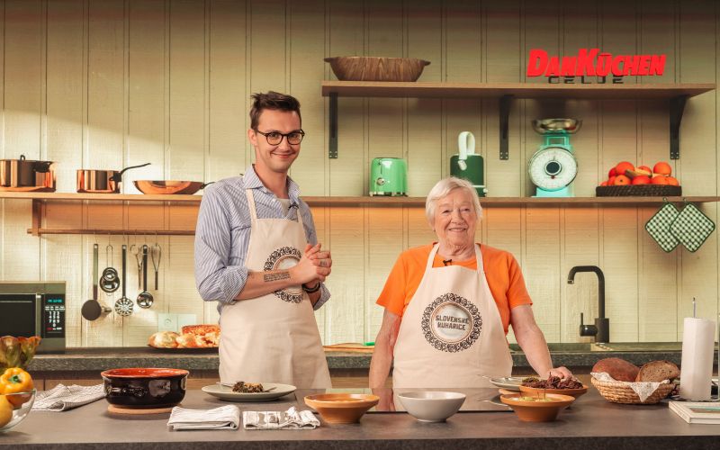 Navihani Lovro Prešiček v družbi kuharice Bojane Pipan iz Zasipa pri Bledu