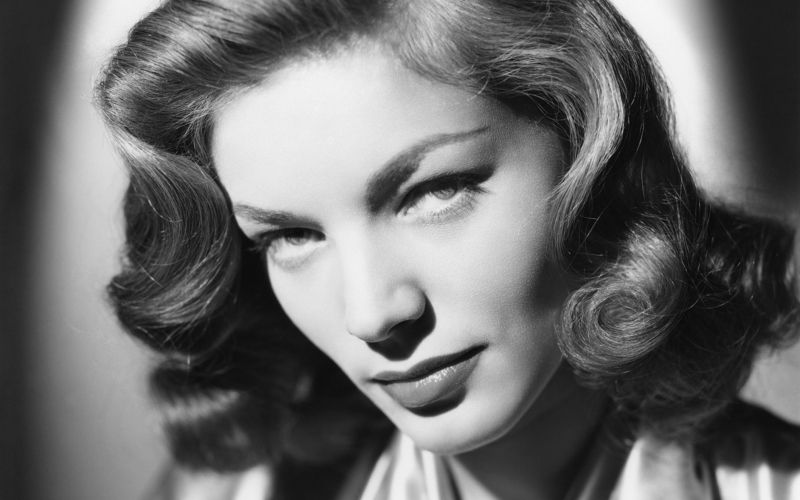 Lauren Bacall je šepetala z ognjenim glasom in znala občinstvo dobesedno zamrzniti s pogledom.