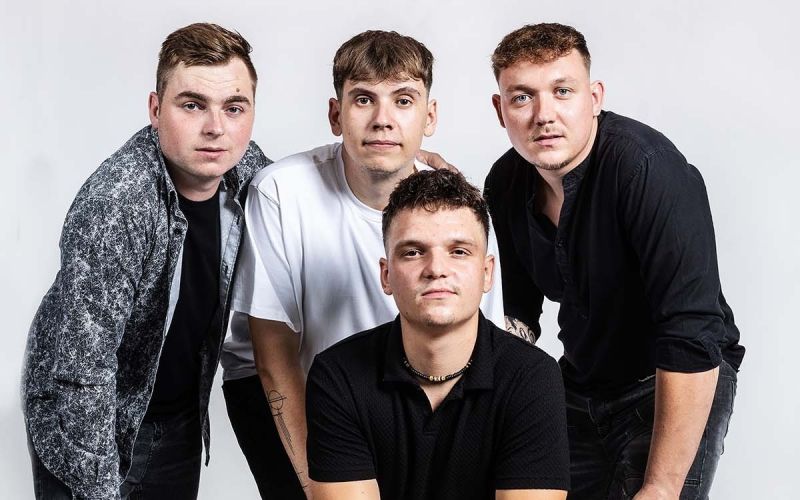 Ansambel Opev sestavljajo Denis Krajnc, Alen Polič, Luka Anžel in Tomaž Simonič.