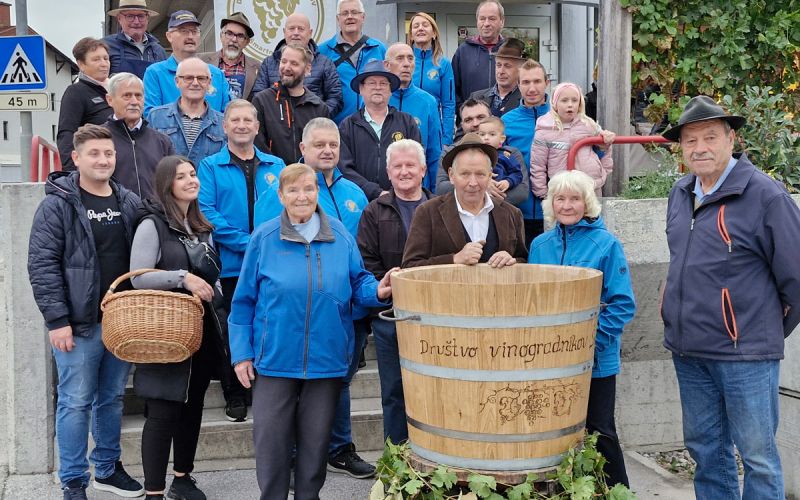 darovalci-grozdja---trganje-občinske-trte.jpg