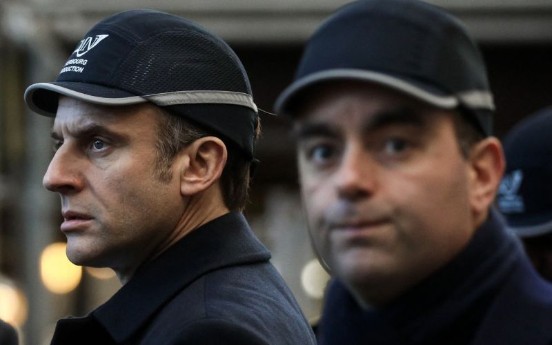 Emmanuel Macron in francoski minister za vojsko Sébastien Lecorn.jpg