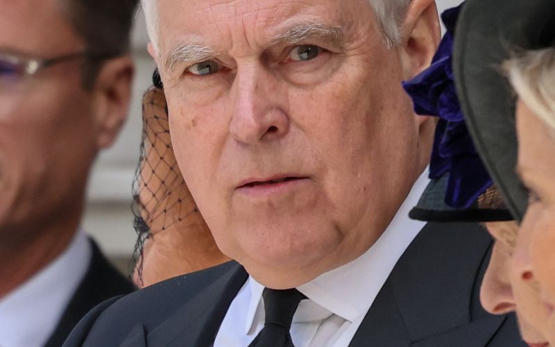 Princ Andrew - Princa Andrewa čakajo nove težave, saj bosta kmalu izšli dve knjigi o Epsteinu.