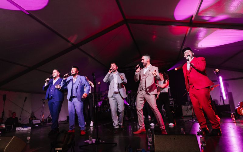 Na odru so IL Divji prvič nastopili s saksofonistom in plesalkami.