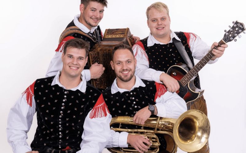 Skupino Kresovci sestavljajo Jernej Verhnjak, Klemen Krivec, Tine Naveršnik in Lovro Tominc.