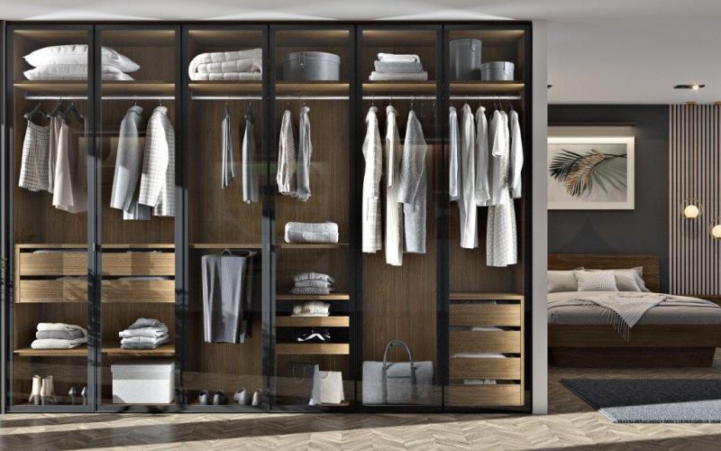 Garderobna omara vitrina