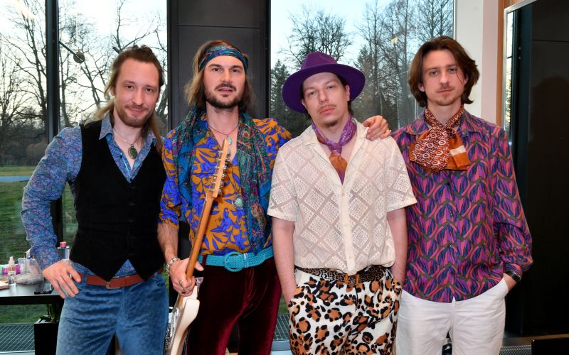 Od klubskih odrov do velikih prizorišč ostajajo zvesti občutku, ki ga glasba nosi v sebi.