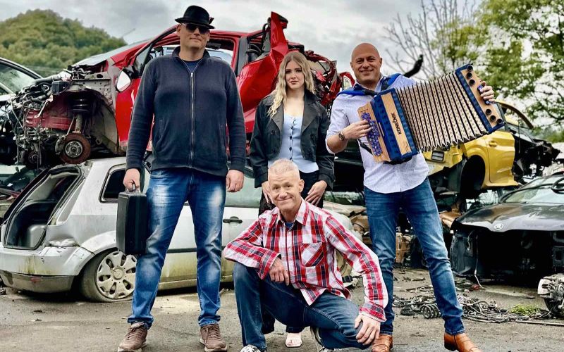 Tomislav Vrlič in Boštjan Konečnik med snemanjem videozgodbe, kjer igrata še Maruša Tertinek in Miro