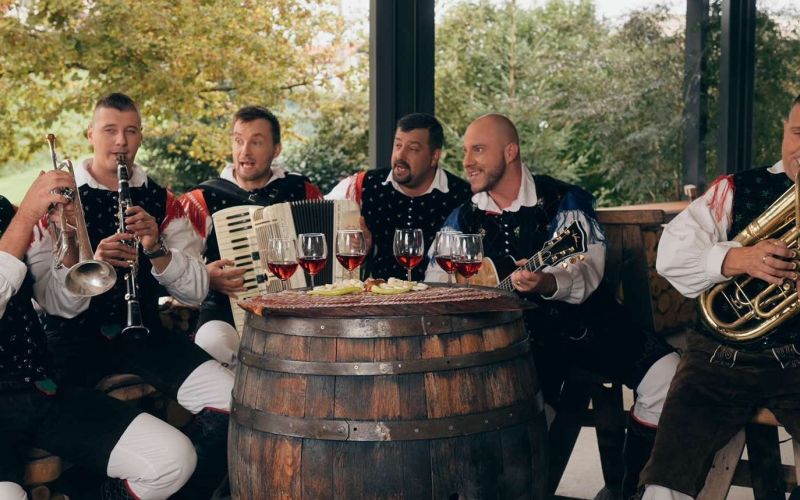 Runda kvintet sestavljajo Dejan Teršek, Janez Habe, Peter Podkoritnik, Boštjan Kozole, Januš Prašnik